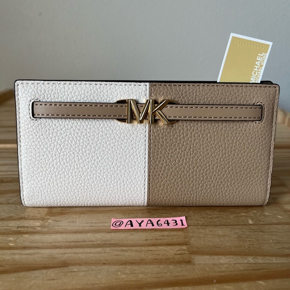 Michael Kors Wallet🎈🎈 - Picture 1 of 8